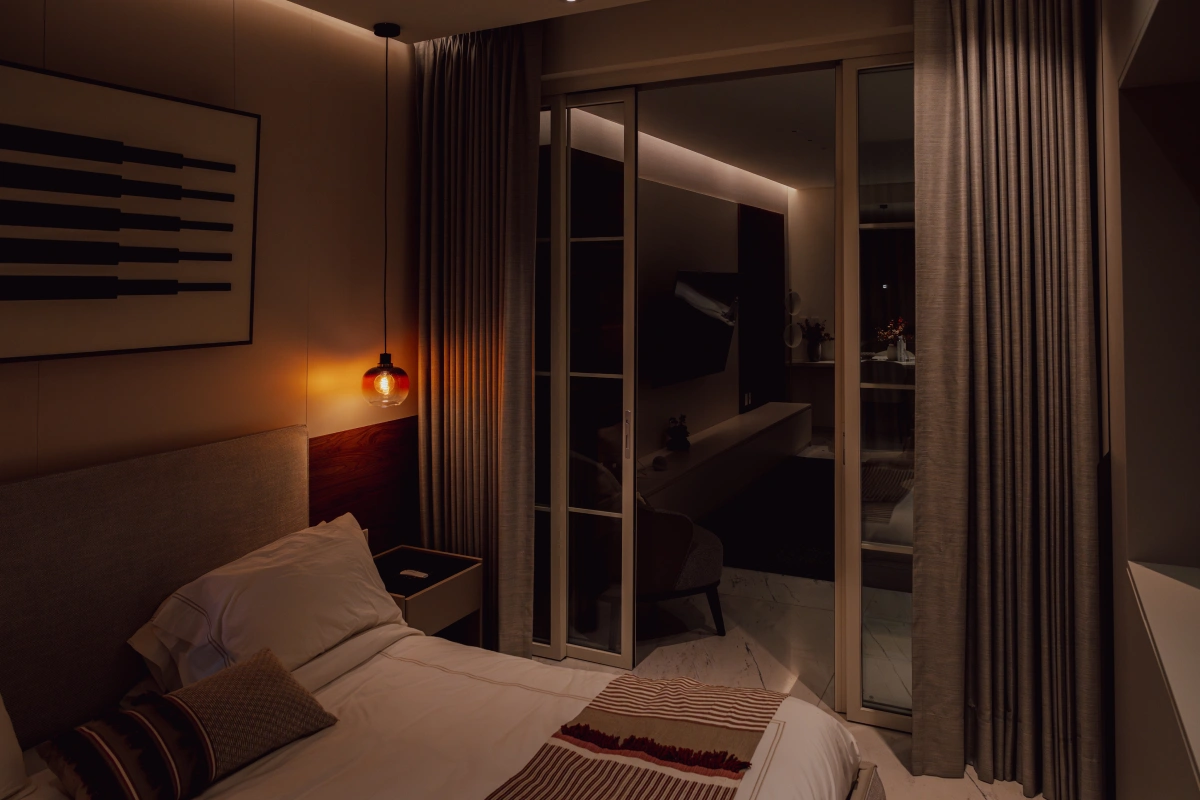 interior de departamento de dos recámaras con balcón urbano en Polanco