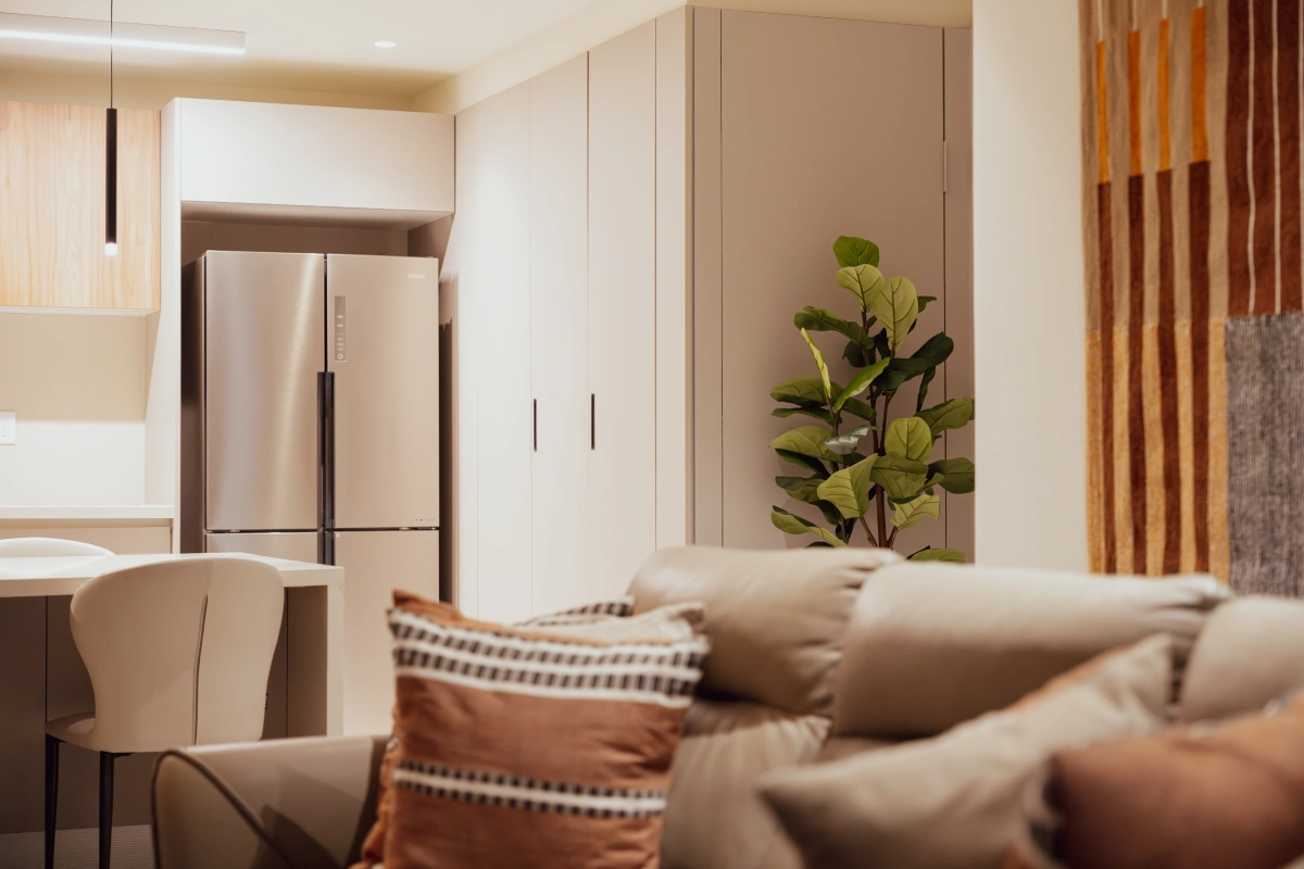 interior de departamento de dos recámaras con balcón urbano en Polanco