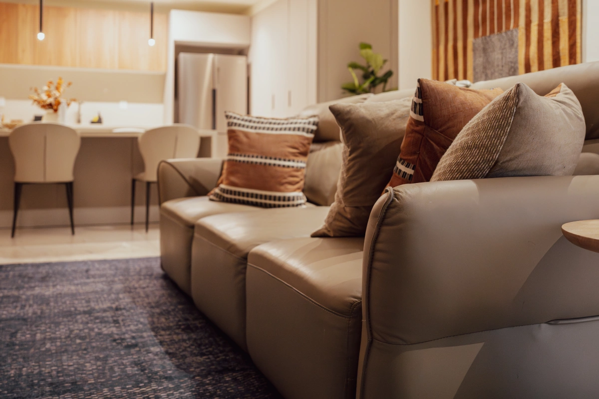 interior de departamento de dos recámaras con balcón urbano en Polanco