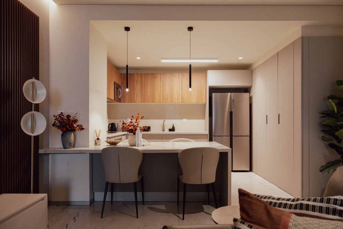 interior de departamento de dos recámaras con balcón urbano en Polanco