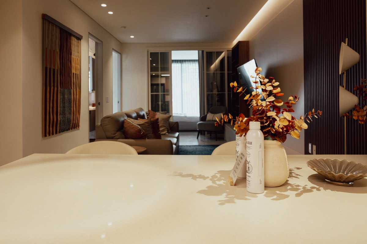 interior de departamento de dos recámaras con balcón urbano en Polanco
