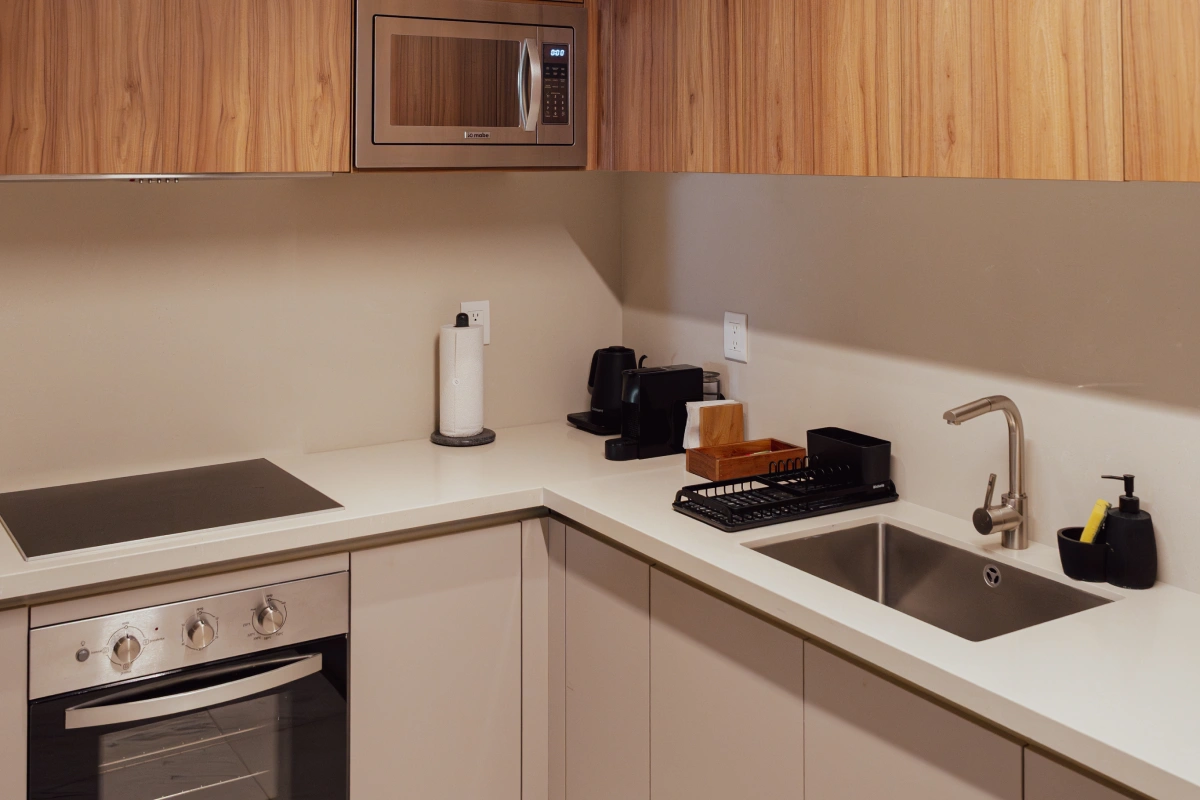 interior de departamento de dos recámaras con balcón urbano en Polanco