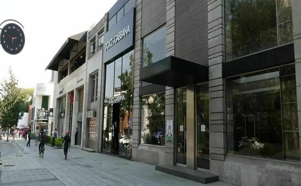 Vista de Avenida Presidente Masaryk en Polanco, Ciudad de México, con boutiques de lujo, arquitectura moderna y peatones recorriendo una de las calles comerciales más exclusivas de la zona.
