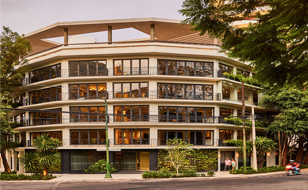 Edificio residencial de lujo en Campos Elíseos, Polanco, Ciudad de México, rodeado de árboles y arquitectura contemporánea en una exclusiva zona residencial.