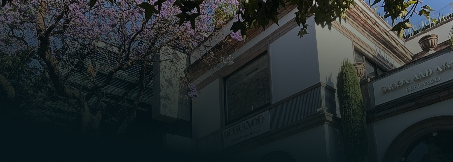 Zona comercial elegante en Polanco, Ciudad de México, con boutiques exclusivas, arquitectura sofisticada y árboles jacaranda en flor que enmarcan una experiencia urbana de lujo.