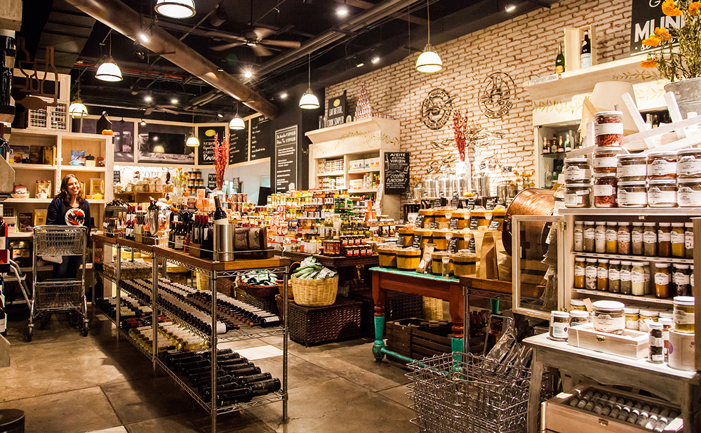 Interior de una tienda gourmet en Polanco, Ciudad de México, con estanterías llenas de productos artesanales, vinos, conservas y alimentos delicatessen en un ambiente cálido y sofisticado.