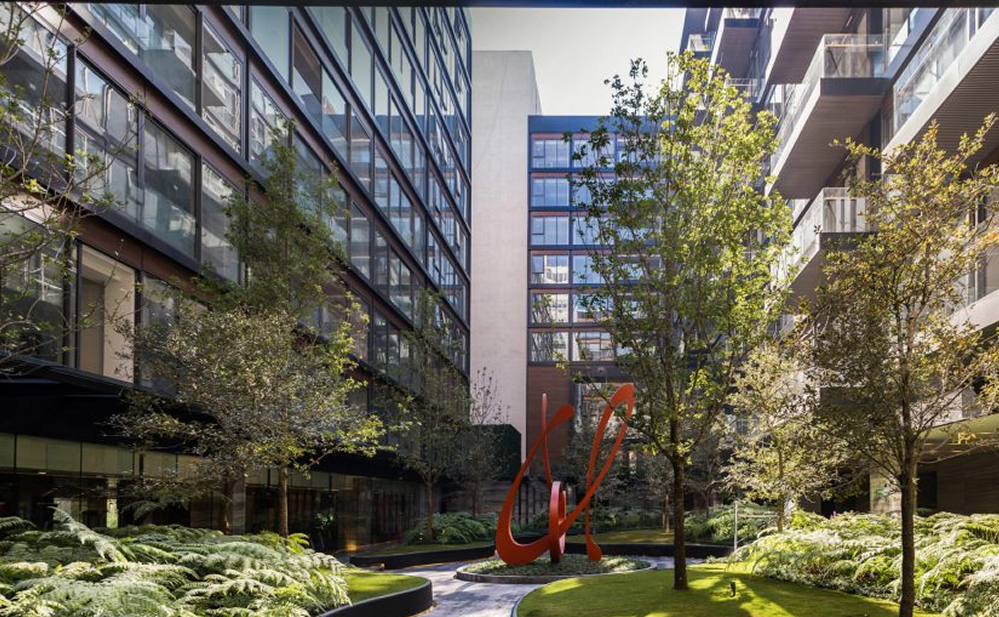 Complejo residencial moderno en Polanco con edificios de departamentos premium, jardines interiores, senderos peatonales y áreas verdes rodeadas de arquitectura contemporánea.