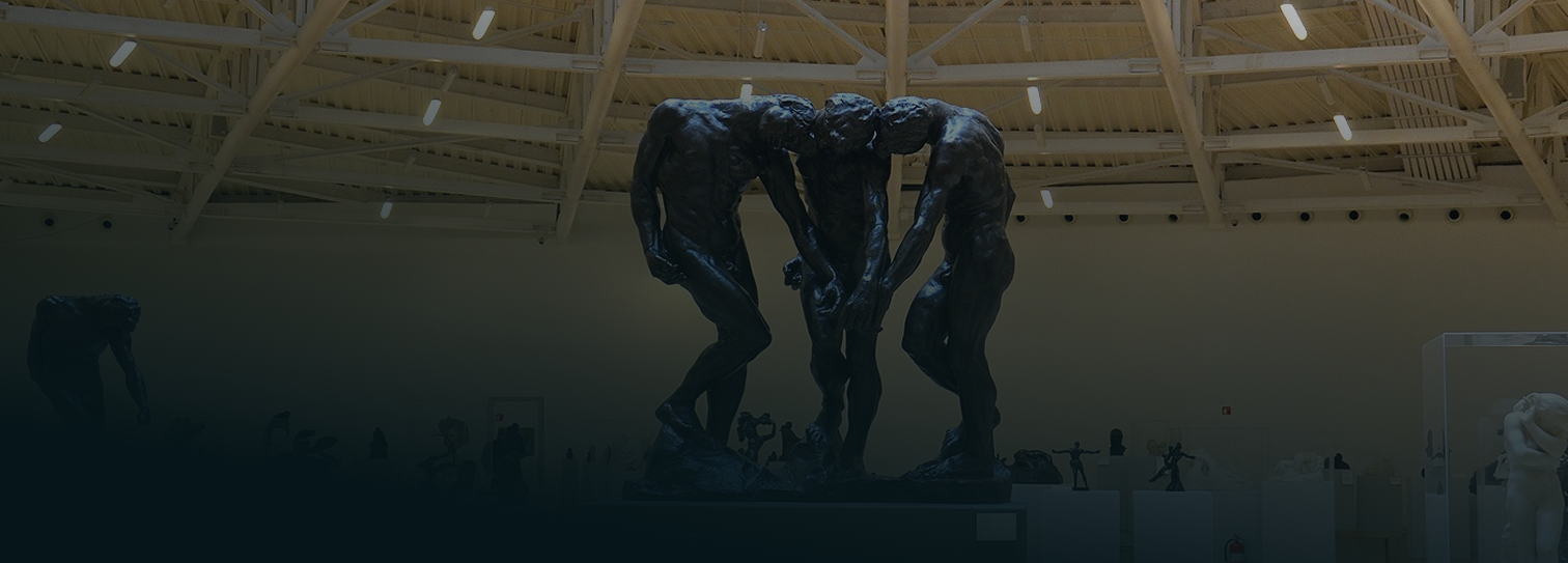 Interior del Museo Soumaya en Plaza Carso, con esculturas de bronce exhibidas en una amplia galería de arte iluminada y techo industrial blanco visible.