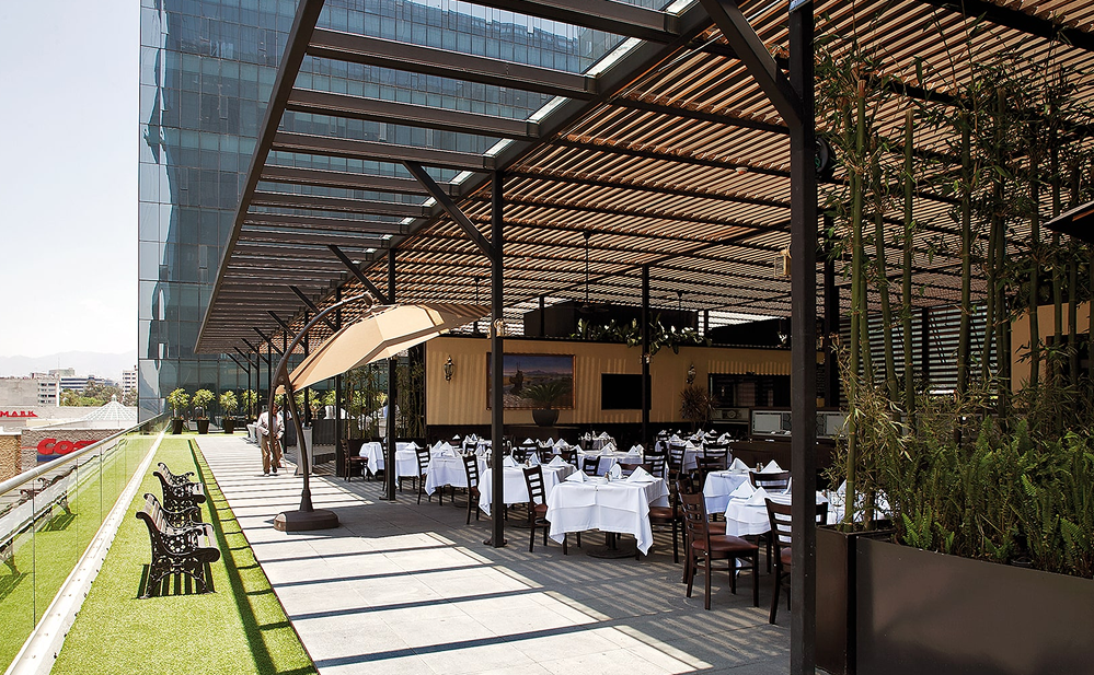 Terraza moderna en Plaza Carso, Polanco, con restaurante al aire libre, mesas elegantes, áreas verdes y arquitectura contemporánea en una zona comercial y cultural de la Ciudad de México.