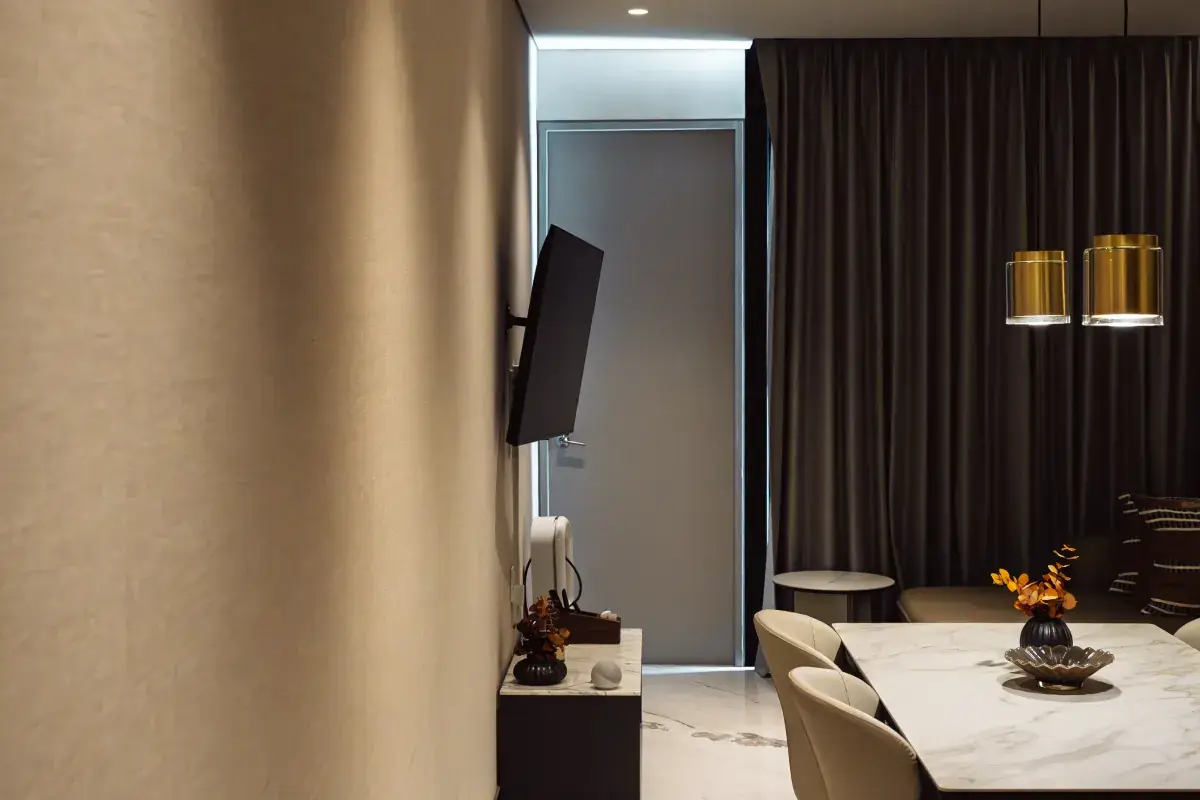 Sala y comedor de un departamento con terraza interior en renta en Polanco